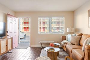 een woonkamer met een bank en een tv bij Legends 149 in Tallahassee