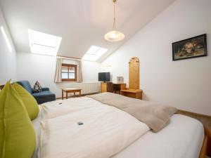 sypialnia z łóżkiem w pokoju z świetlikami w obiekcie Hof Unterhuben w mieście Fügenberg