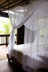 努基Irana Pacific Hotel的带床和蚊帐的卧室 更多26张照片