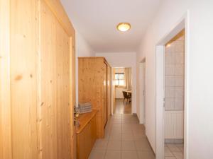 korytarz z drewnianymi drzwiami i stołem w obiekcie Hof Unterhuben w mieście Fügenberg +75 zdjęć