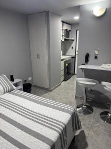 Ένα ή περισσότερα κρεβάτια σε δωμάτιο στο Apartaestudio