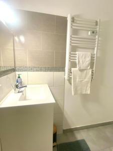 Ένα μπάνιο στο Air-conditioned apartment on the port side