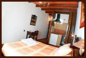 Postel nebo postele na pokoji v ubytování Hostal Torre de Guzmán