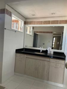 un baño con lavabo y espejo en Pousada Cantinho do Sossego, en Petrolina 57 fotos más