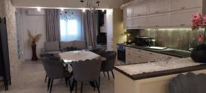 Kuchyň nebo kuchyňský kout v ubytování Ariadnis Apartment