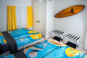 Postel nebo postele na pokoji v ubytování The Board House Shortboard