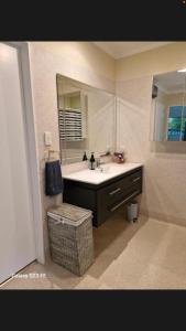 O baie la Mikimiki Valley Cottage near Tararua Park Trailhead +6 fotografii