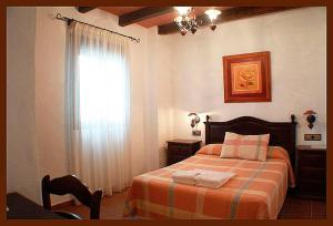 Postel nebo postele na pokoji v ubytování Hostal Torre de Guzmán
