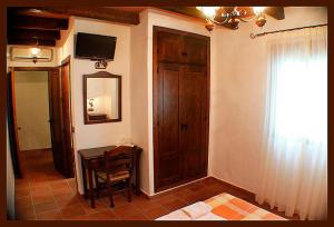 TV a/nebo společenská místnost v ubytování Hostal Torre de Guzmán