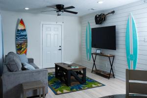 TV a/nebo společenská místnost v ubytování The Board House Shortboard