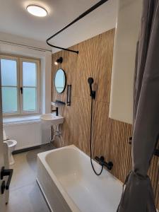 Ένα μπάνιο στο Stilvoll renoviertes Apartment in Grünlage