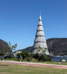a christmas tree in the middle of a park at Apartamento Aconchegante em Botafogo in Rio de Janeiro +15 photos