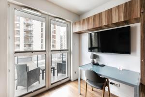 Camera con scrivania, TV e finestra. di Apartamenty Platinex 2 a Cracovia Altre 13 foto