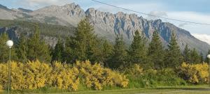 Phong cảnh thiên nhiên gần nhà gỗ