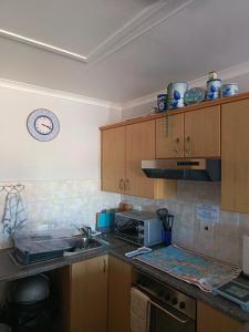 莫塞尔湾Hartenbos - Bayview 230m from beach的带水槽和台面的厨房 更多18张照片