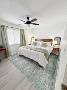 ein Schlafzimmer mit zwei Betten und einem Deckenventilator in der Unterkunft Renegade 236 - 3 minute walk to FSU in Tallahassee + 48 Fotos