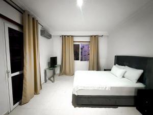 Modern and Cozy Beach Facing 2BR Apt in La Tulipe Complex, Tangier في Charf: غرفة نوم بسرير كبير ونافذة