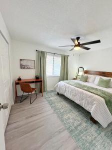 ein Schlafzimmer mit Bett und Deckenventilator in der Unterkunft Renegade 236 - 3 minute walk to FSU in Tallahassee