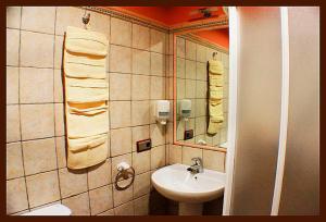 Koupelna v ubytování Hostal Torre de Guzmán + 37 fotografií