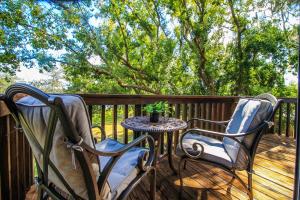 patio con 2 sedie e tavolo su una terrazza di Serene Lakeside Retreat- 3 Bdr Romantic Getaway a Winter Haven