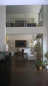 een woonkamer met een witte bank en een tafel bij Pansini Hotel Residence in Badolato