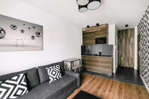 un soggiorno con divano e cucina di Apartamenty Platinex 2 a Cracovia