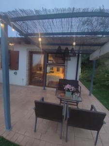 Country Studio Apartment في Elice: فناء تحت طاولة وكراسي