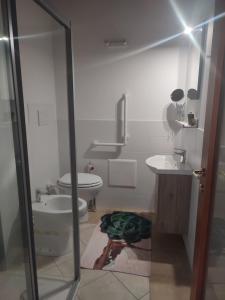 Country Studio Apartment في Elice: حمام أبيض مع مرحاض ومغسلة