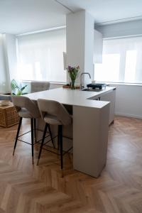 a kitchen with a large white island in a room at Luxury Gran Vía centro Murcia in Murcia