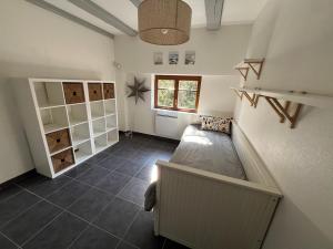 ein kleines Schlafzimmer mit einem Bett und einem Fenster in der Unterkunft Sand & Chill - Appartement 55R in Rouffach