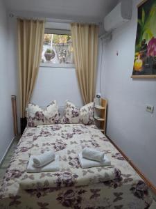 ein Schlafzimmer mit einem Bett mit zwei Handtüchern darauf in der Unterkunft Ultracentral STUDIO Koket in Arad + 8 Fotos