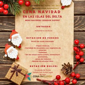 Un menú navideño en una mesa de madera con adornos navideños. en Senador Dupont - Posada Central & Casa Entera, en Tigre