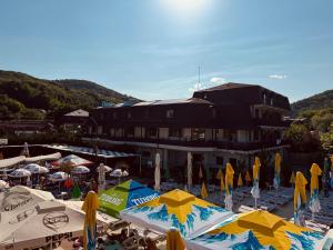 Eine Gruppe von Regenschirmen und Regenschirmen vor einem Gebäude in der Unterkunft Pensiunea Duet in Sărata-Monteoru