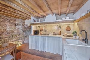 Casa Al Zaytun Pueblo في Canillas de Aceituno: مطبخ مع حوض وطاولة عمل +46 صورة