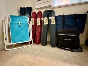 Un grupo de practicantes de snowboard sentados junto a una pared. en New Bright and fully stocked near Beach, en Bonita Springs