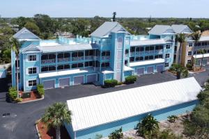 Una vista aérea de un edificio azul con estacionamiento. en New Bright and fully stocked near Beach, en Bonita Springs