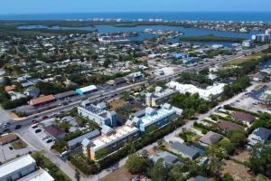 una vista aérea de una ciudad con puerto en New Bright and fully stocked near Beach, en Bonita Springs