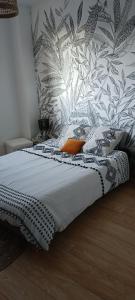 un letto con piumone e cuscini in bianco e nero di Chambre chez l'habitant a Changé