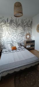 una camera da letto con un letto grande con una parete di Chambre chez l'habitant a Changé