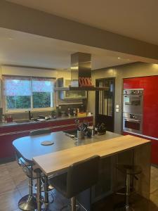 una cucina con una grande isola al centro di Chambre chez l'habitant a Changé