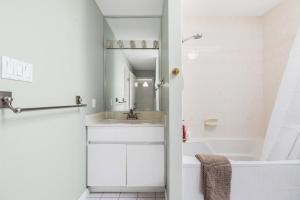 O baie la Stylish 1BR Suite with Private Entrance in Richmond