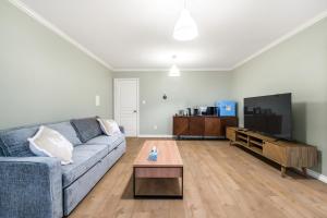 Un televizor și/sau centru de divertisment la Stylish 1BR Suite with Private Entrance in Richmond