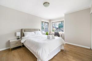 Un pat sau paturi într-o cameră la Stylish 1BR Suite with Private Entrance in Richmond