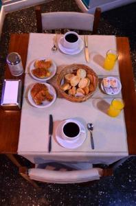 un tavolo con cibi e bevande per la colazione di RCH Tandil a Tandil