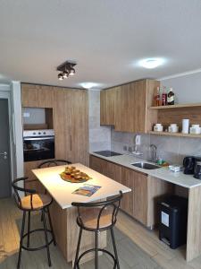 伊基克Rinconcito Costero - Parking y Piscina Gratis的厨房里有一张桌子和几把椅子