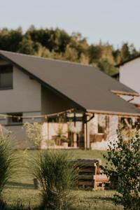 una casa bianca con il tetto nero di Lipa pod groniem a Ustroń