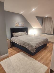 a bedroom with a large bed in a room at Suíomh álainn in Kilgarvan