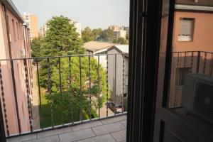 einen Balkon mit Blick auf einen Hof in der Unterkunft Moderno Rifugio - Milano Rogoredo in Mailand