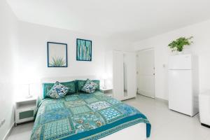 Giường trong phòng chung tại DREAM ISLAND studios & apartments with POOL Playa LOS CORALES