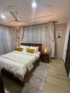 Ένα ή περισσότερα κρεβάτια σε δωμάτιο στο Menson Mansion - Your home away from home